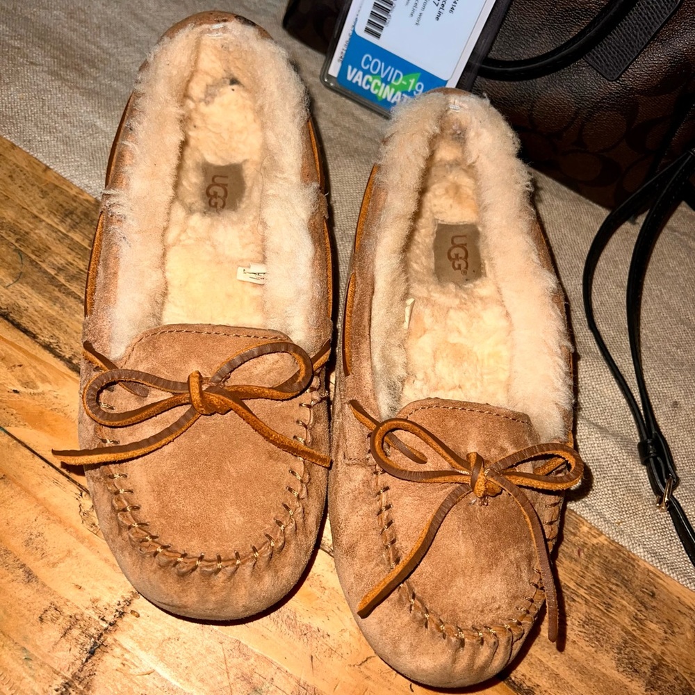UGG Moccasins W/7
